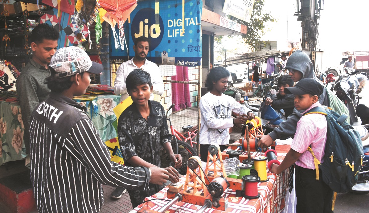 पतंग दुकानों से 8 बंडल चाइनीज मांझा जप्त