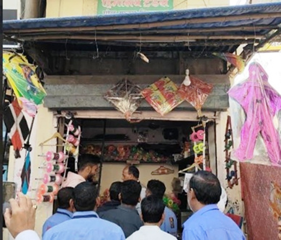 चाइनीज मांझे की बिक्री रोकने पतंग दुकानों पर छापा