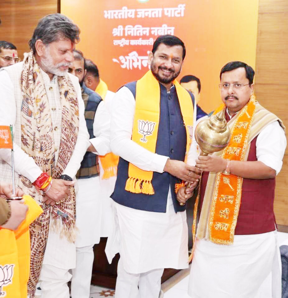 राजेश साहू ने नितिन नबीन को गदा भेंट कर किया सम्मान