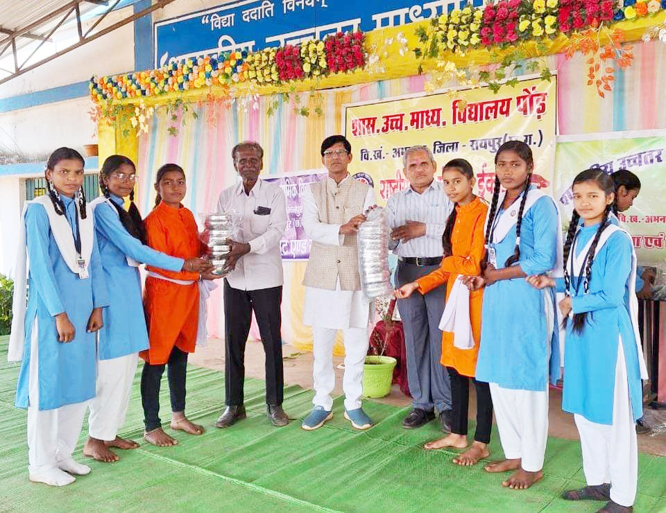 ब्रह्मानंद साहू ने बच्चों को उपहार भेंट कर किया सम्मान