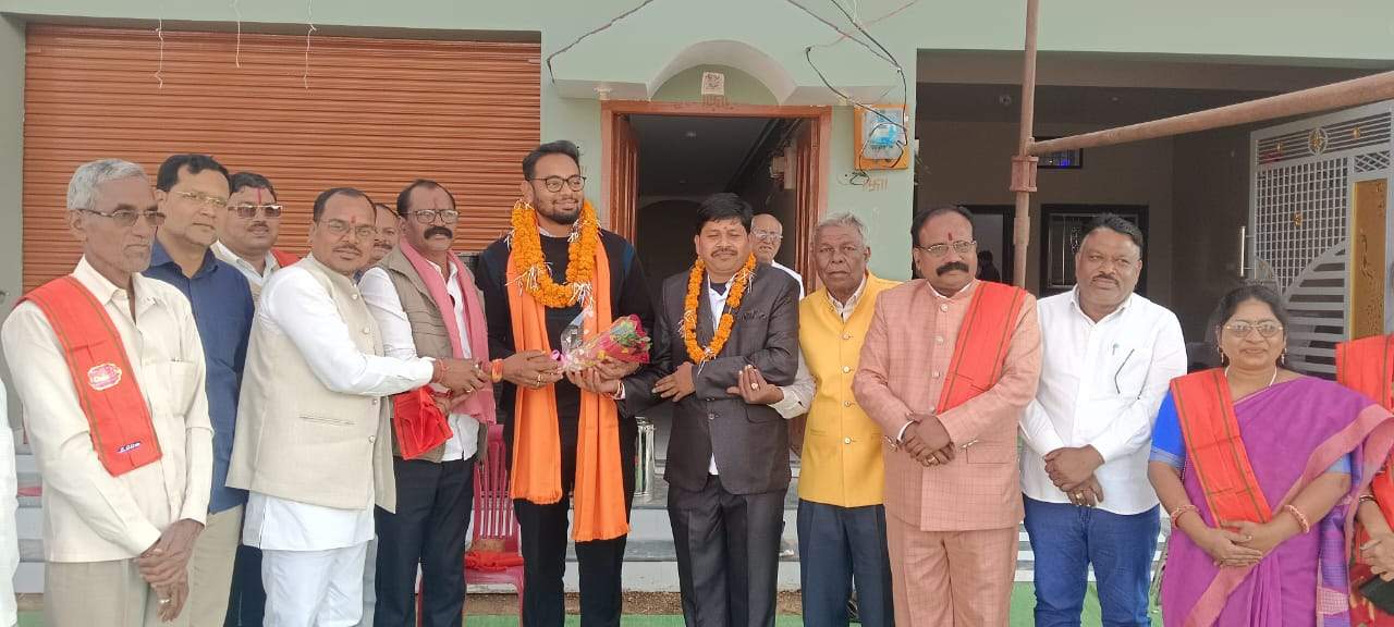 राधिका कुंज में नायब तहसीलदार का सम्मान