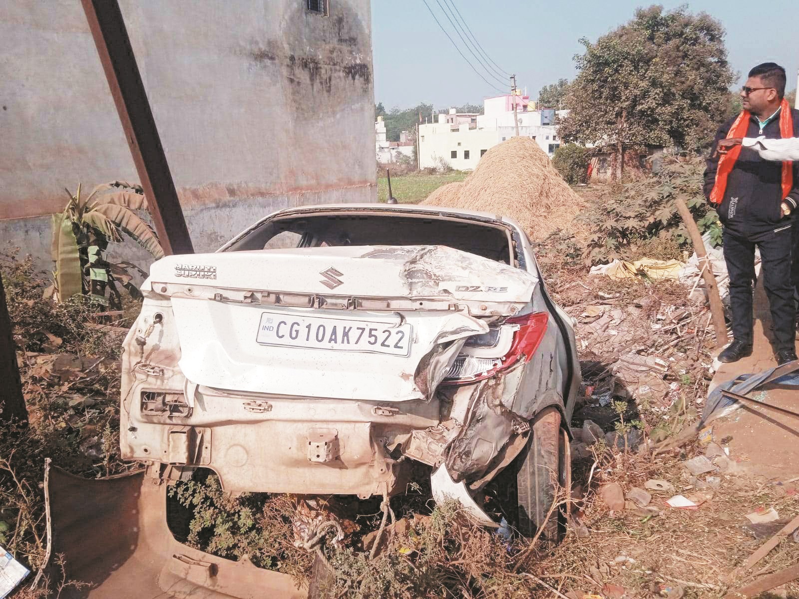 डिवाइडर से टकराई कार, एक की मौत, तीन घायल