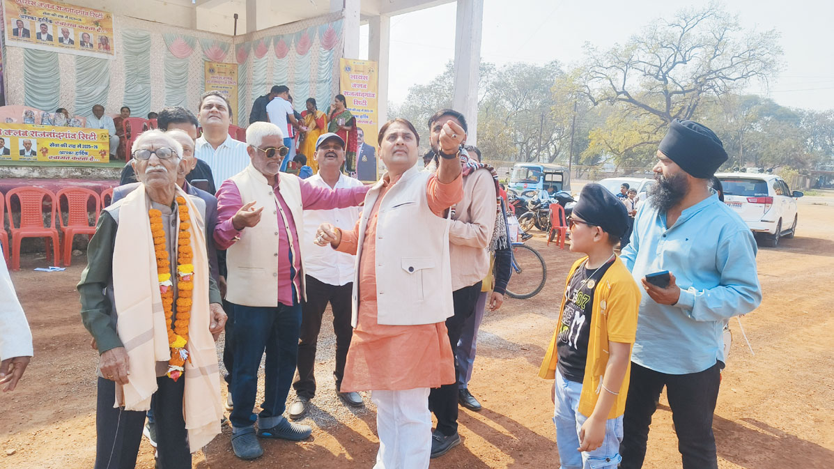 पतंग उड़ाओ प्रतियोगिता में शामिल हुए नीलू शर्मा