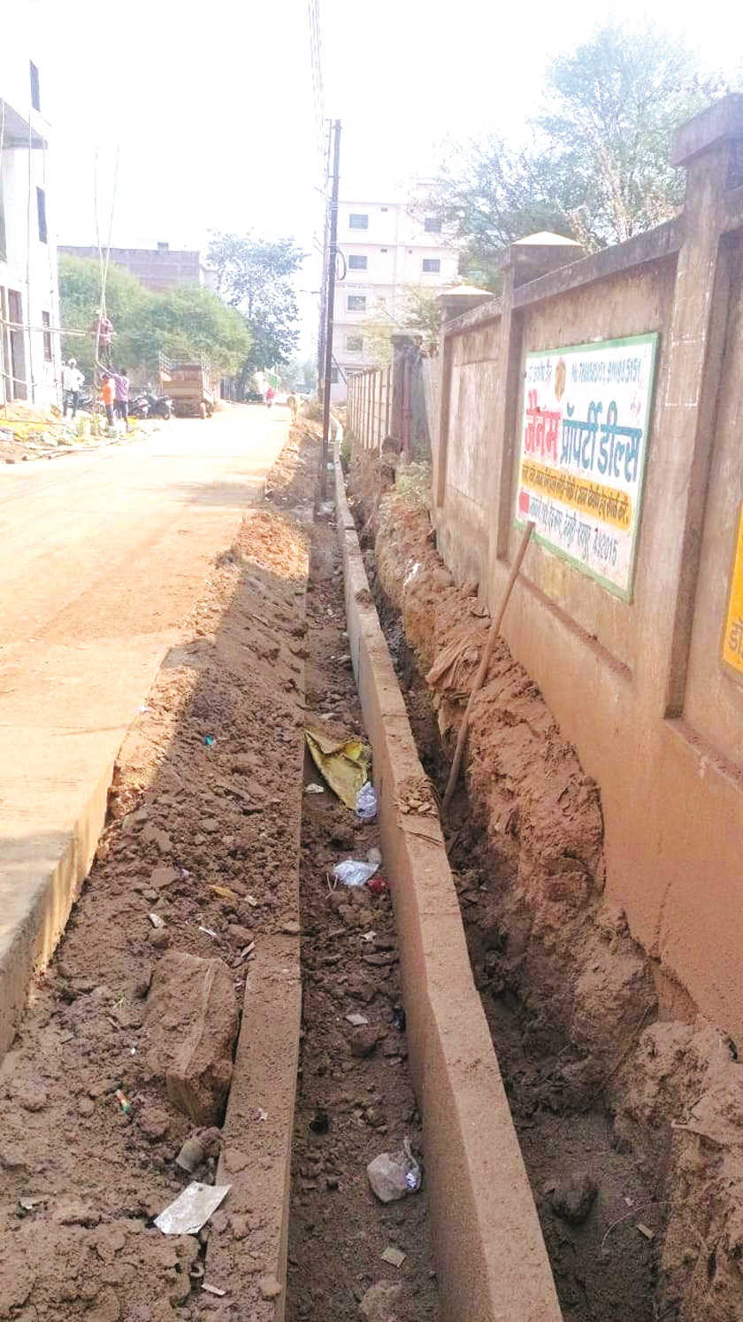 नाली के बीच खंबा या खंबे के बीच नाली...