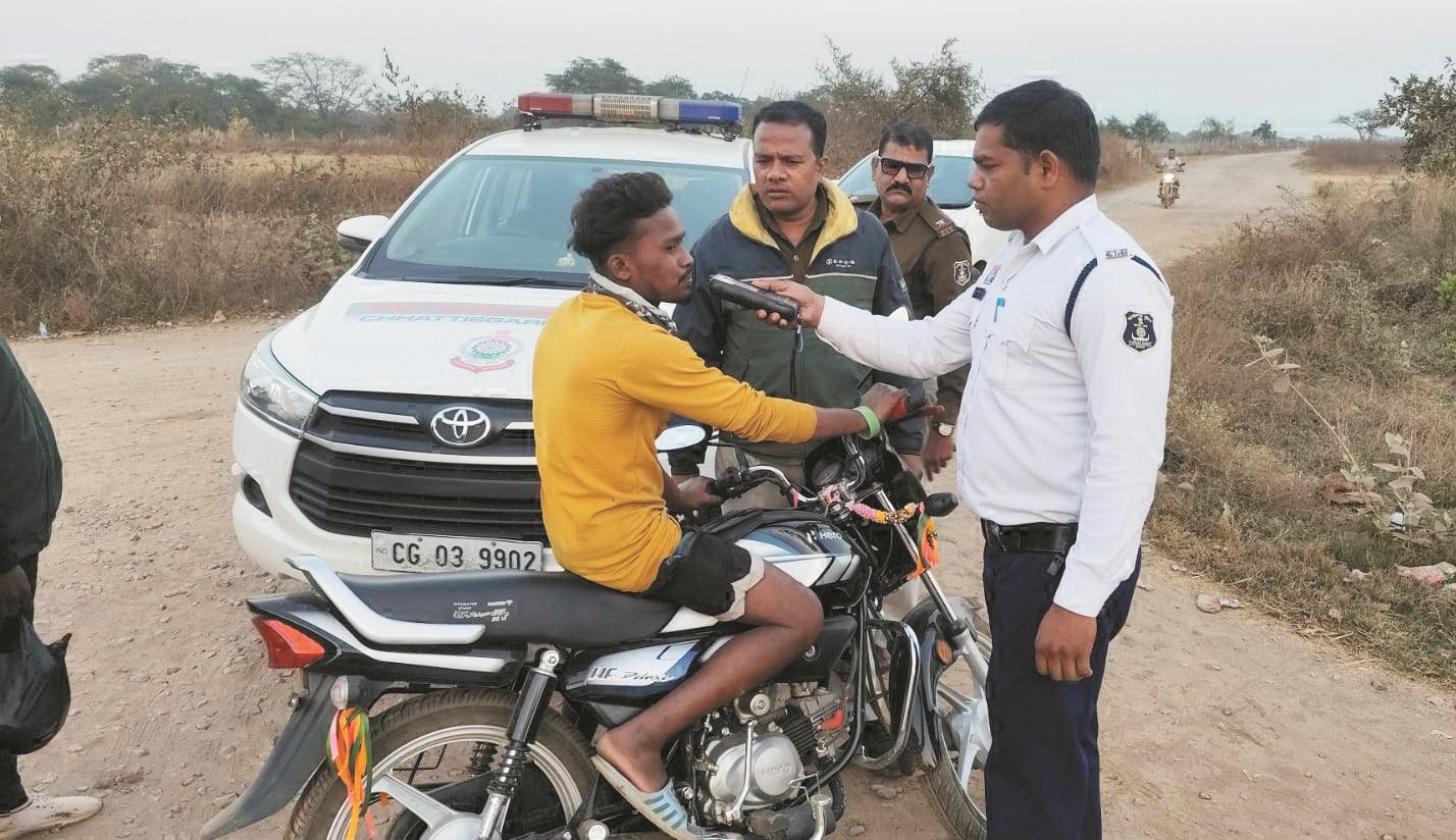 शराब पीकर वाहन चलाने वालों पर चालान