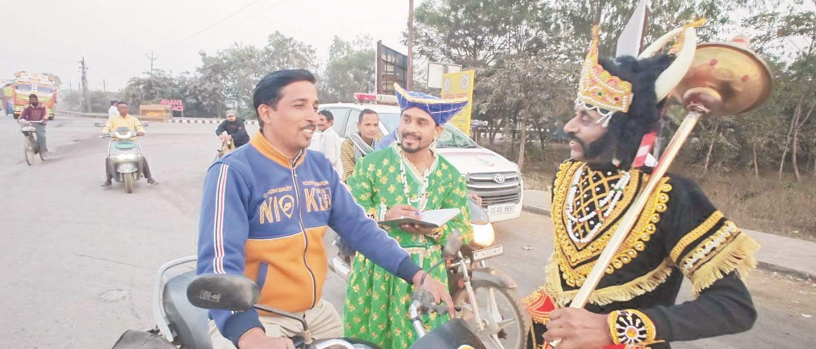 सडक़ सुरक्षा माह में नाटक के माध्यम से यातायात जागरूकता अभियान