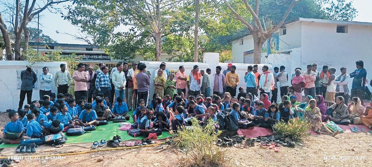 मिडिल स्कूल में जून से पढ़ाई बाधित, तालाबंदी कर पालकों ने किया प्रदर्शन