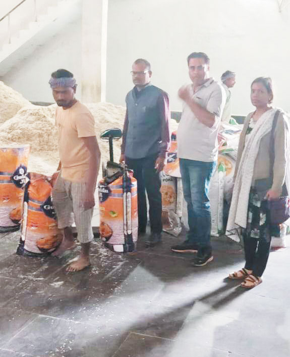 पोहा मिलों का निरीक्षण, लिए सैम्पल