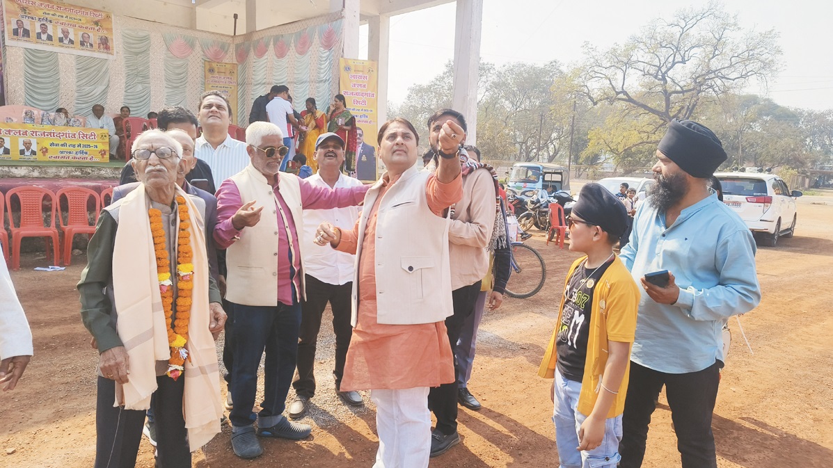 पतंग उड़ाओ स्पर्धा में शामिल हुए नीलू शर्मा