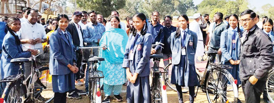 विधायक ने 76 छात्राओं को साइकिल वितरित की