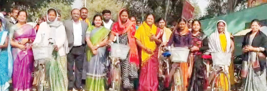 मंत्री लक्ष्मी राजवाड़े ने की 30 महिलाओं को साइकिल वितरित