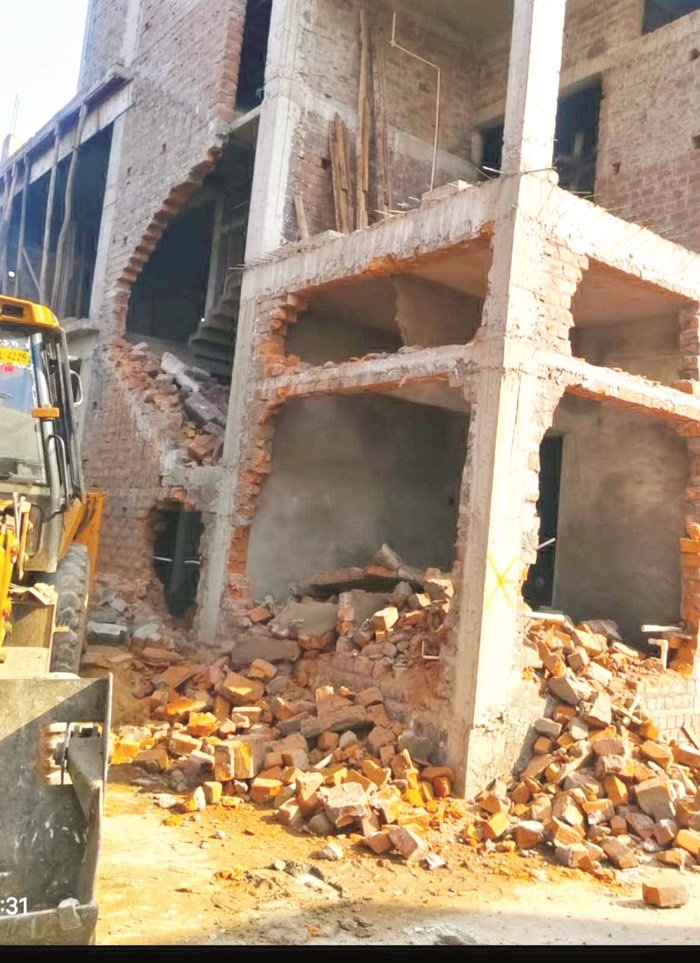भाठागांव यूनी होम्स अनुमति के विपरीत निर्माणाधीन भवन को तोड़ा