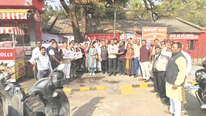 कैलेंडर विमोचन कर कर्मचारियों ने आंदोलन का फैसला किया