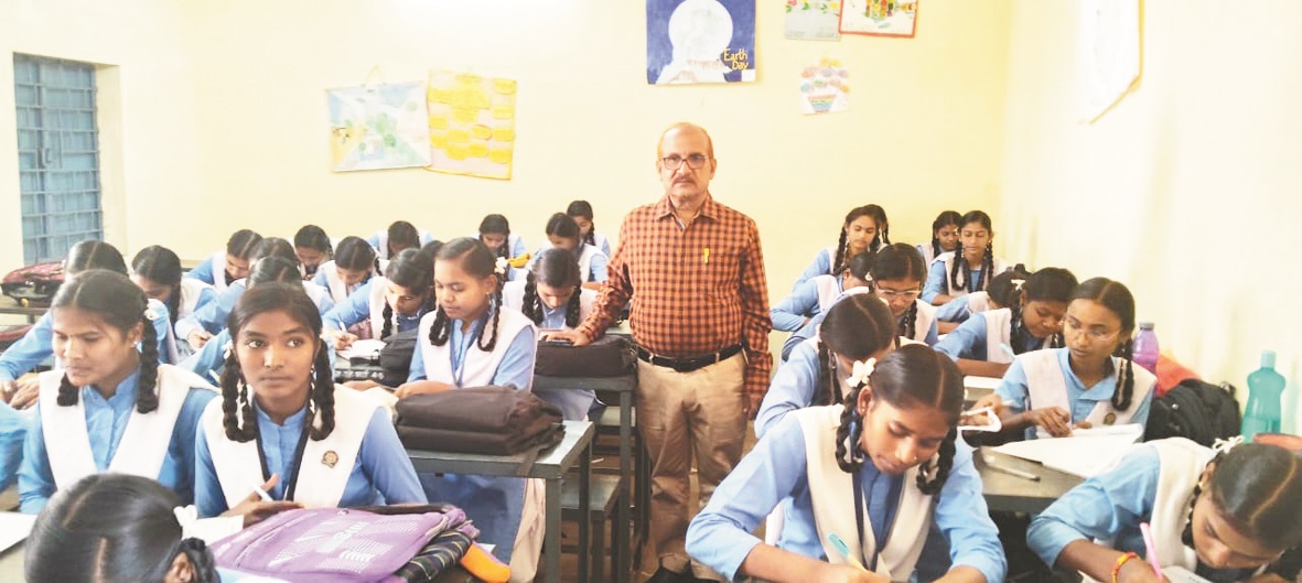 डीईओ ने कई शालाओं का किया औचक निरीक्षण