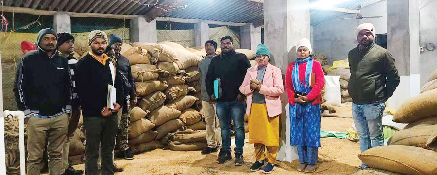 धान भंडारण की जांच, राइस मिल और गोदाम सील