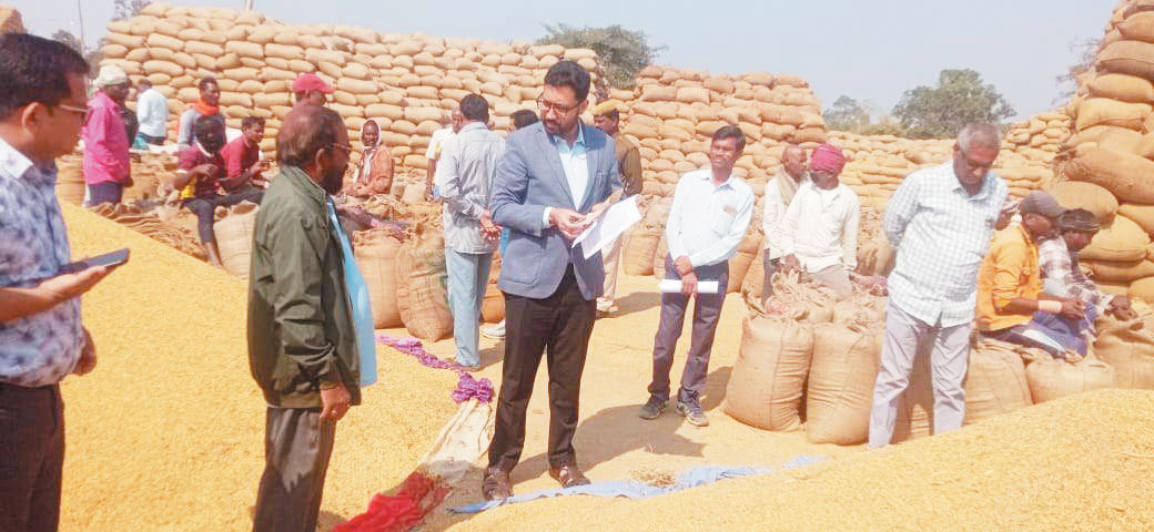 ओडिशा का धान पकड़ाया, खपाने वाला सचिव और तौल में गड़बड़ करने वाला प्रबंधक सस्पेंड