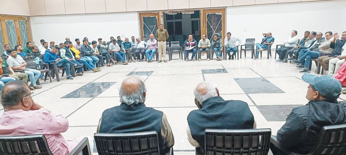 लगातार चोरी की घटना के बाद कारोबारियों का सब्र टूटा