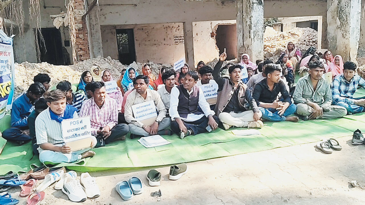 सरकारी चावल गबन समेत कई आरोप, धरना-प्रदर्शन