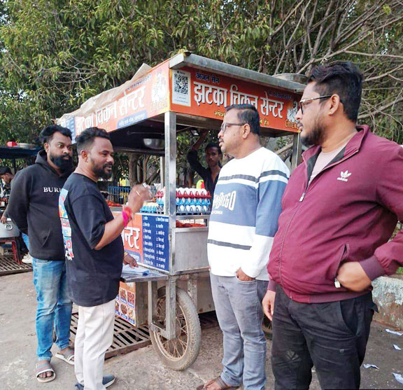 स्वच्छता नियमों का उल्लंघन, ठेला संचालकों पर जुर्माना