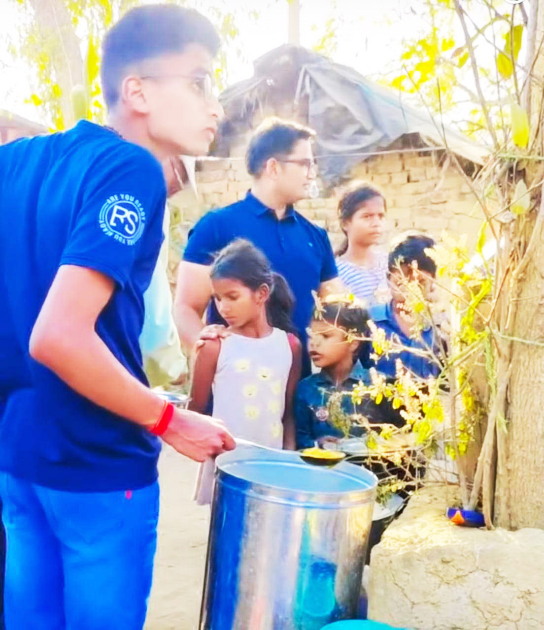 जरूरतमंदों को खिचड़ी, कपड़े और अन्य सामान बांटे