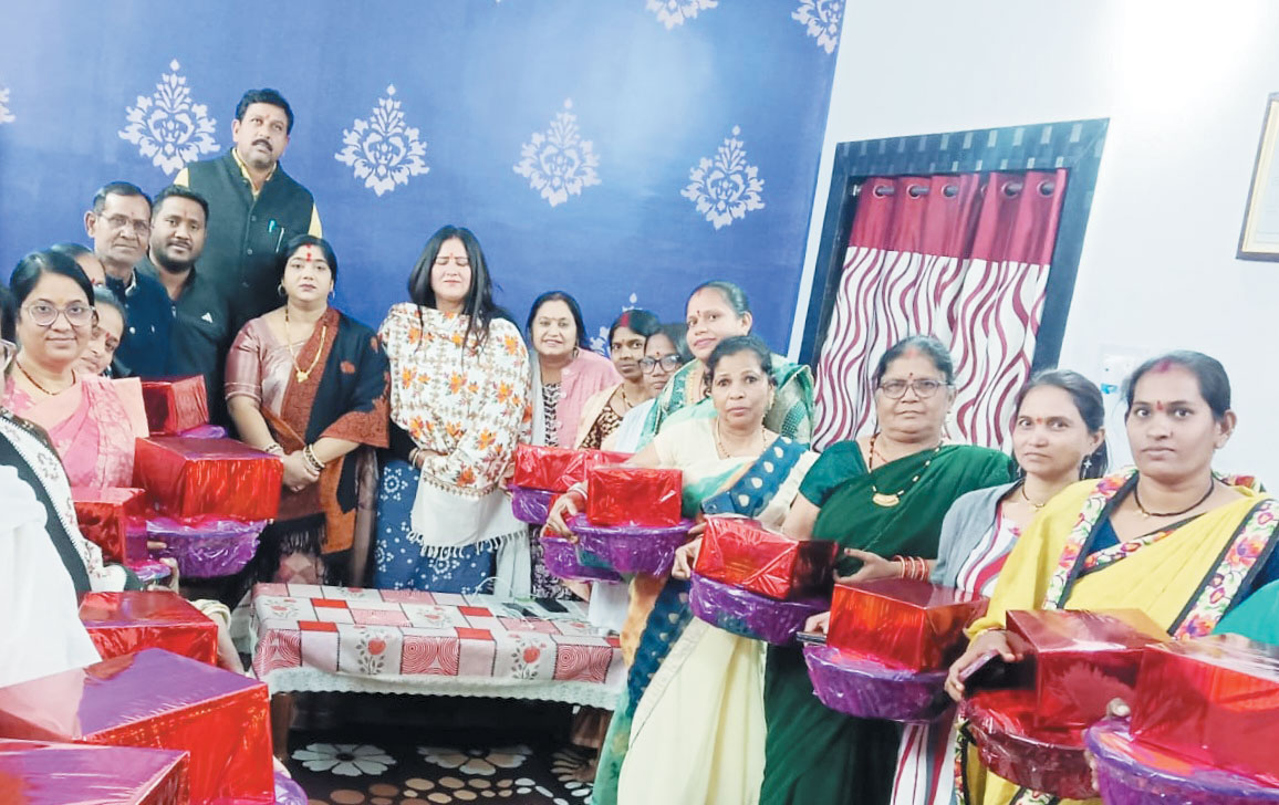 पार्षद ने मकर संक्रांति पर मितानिन-आंगनबाड़ी की बहनों का सम्मान किया