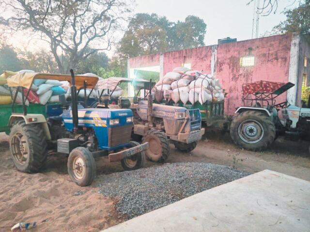 3 ट्रैक्टर धान जब्त
