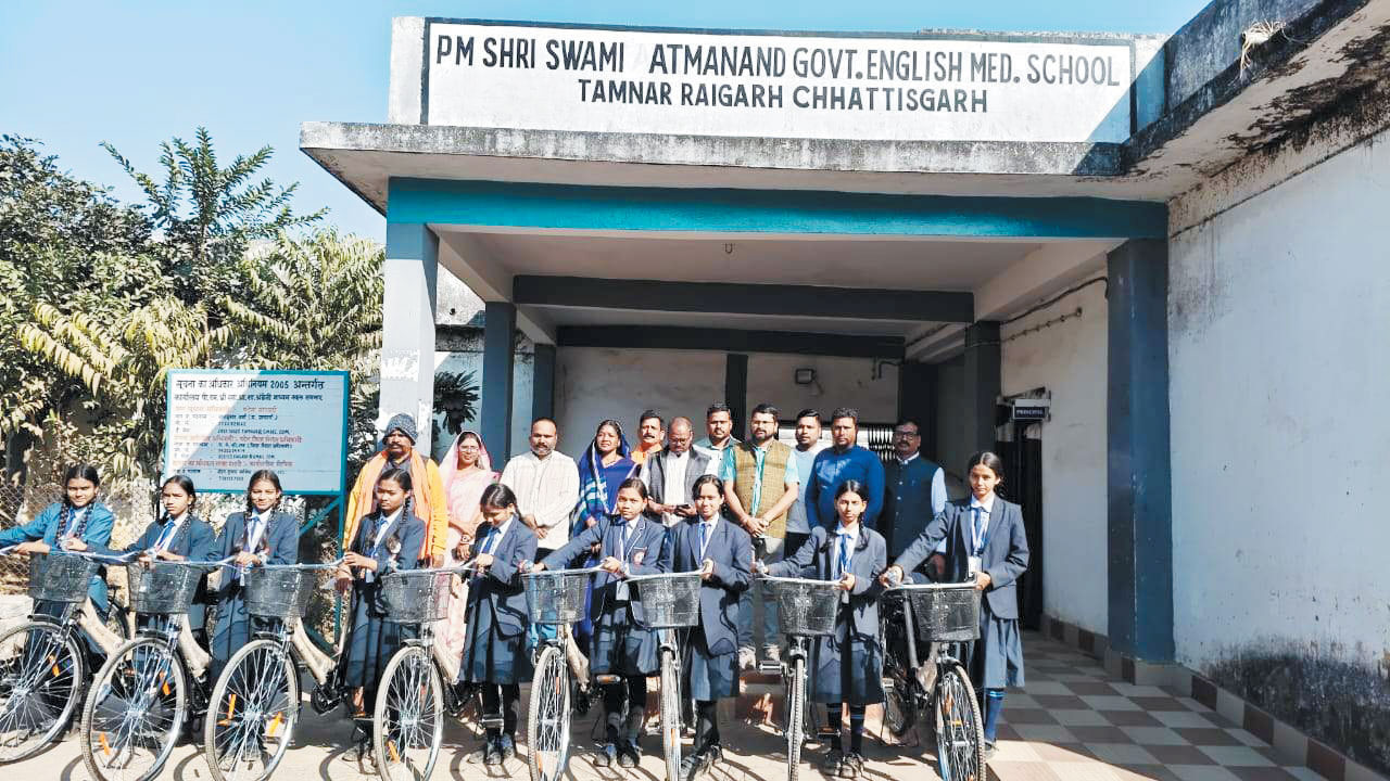 पीएम श्री स्वामी आत्मानंद स्कूल तमनार में छात्राओं को साइकल वितरण 