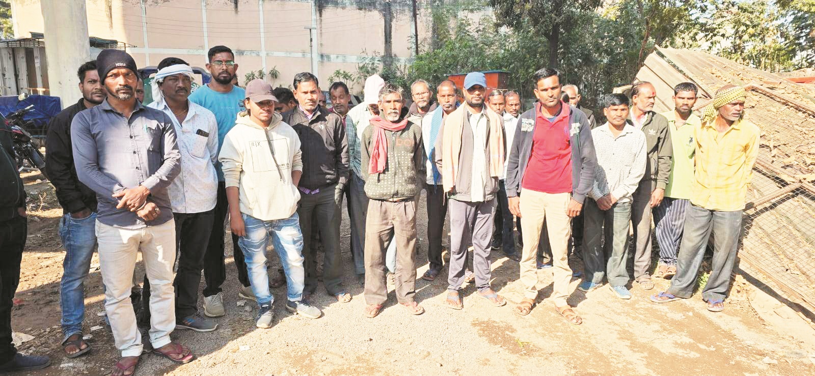 चार माह का तनख्वाह और ईपीएफ राशि जमा करने की मांग पर काम बंद