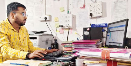 पीएचई विभाग दफ्तर में बाहरी युवक की मौजूदगी की चर्चा, सोशल मीडिया पर फोटो फैला