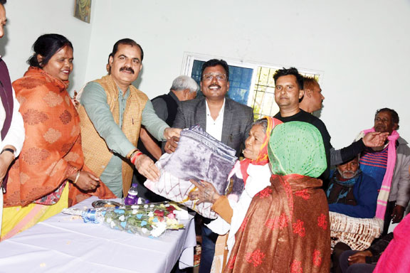 मकर संक्रांति पर सियान सम्मान व कंबल वितरण