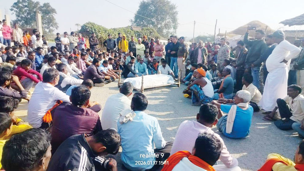 बुजुर्ग की हत्या से उबाल, गिरफ्तारी नहीं होने पर सडक़ जाम कर ग्रामीणों का धरना