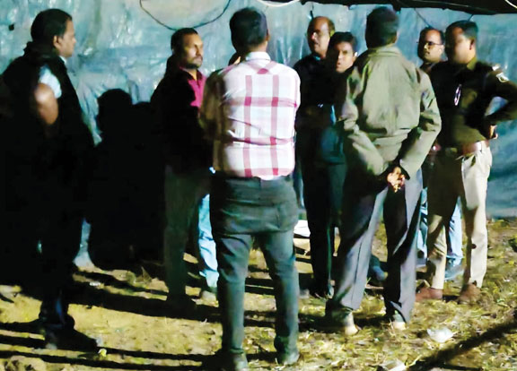 जिला विपणन अधिकारी के व्यवहार से आक्रोशित हुए ट्रक चालक