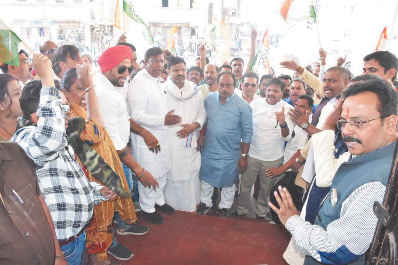 कांग्रेस का कोतवाली  के बाहर हनुमान चालीसा का पाठ