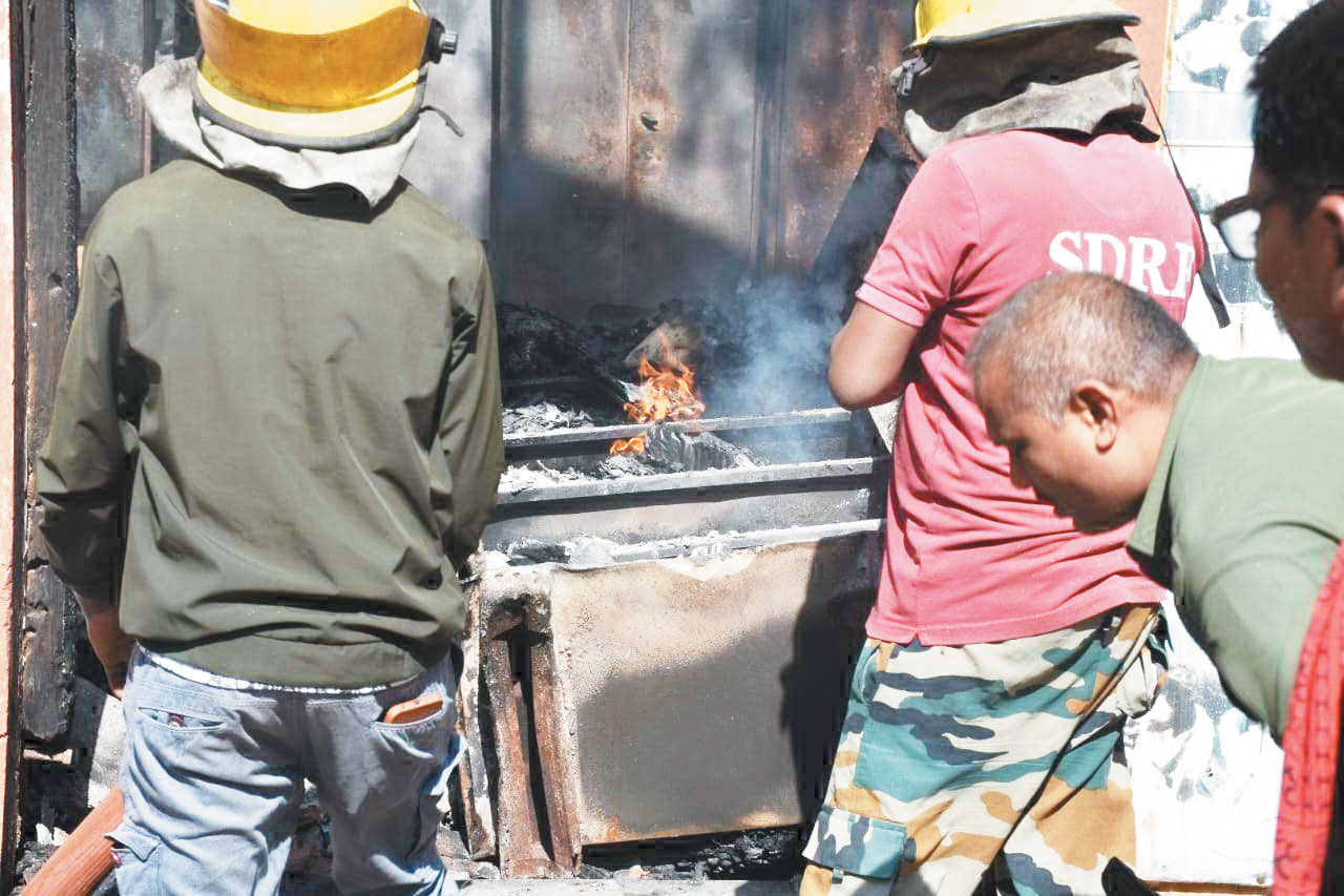 डीईओ आफिस में भयंकर आग, पूर्वान्ह तक धधकती रही, शिक्षक छात्रों से संबंधित कई पुराने दस्तावेज खाक