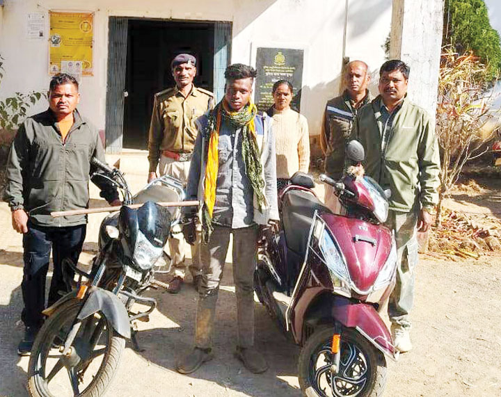 घर से बाइक - स्कूटी चोरी का आरोपी गिरफ्तार