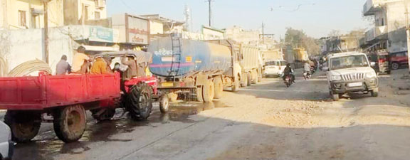 निर्माणाधीन एनएच-343 पर जाम से हलाकान हुए लोग