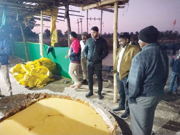 अवैध गुड़ उद्योग पर प्रशासन की कार्रवाई, जगतपुर की फैक्ट्री सील