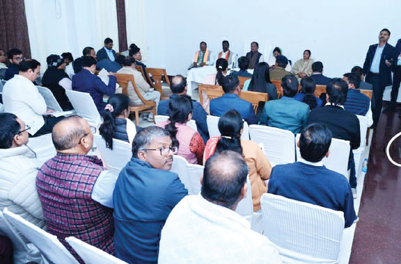 जिला स्तरीय अफसरों की सीएम ने ली समीक्षा बैठक