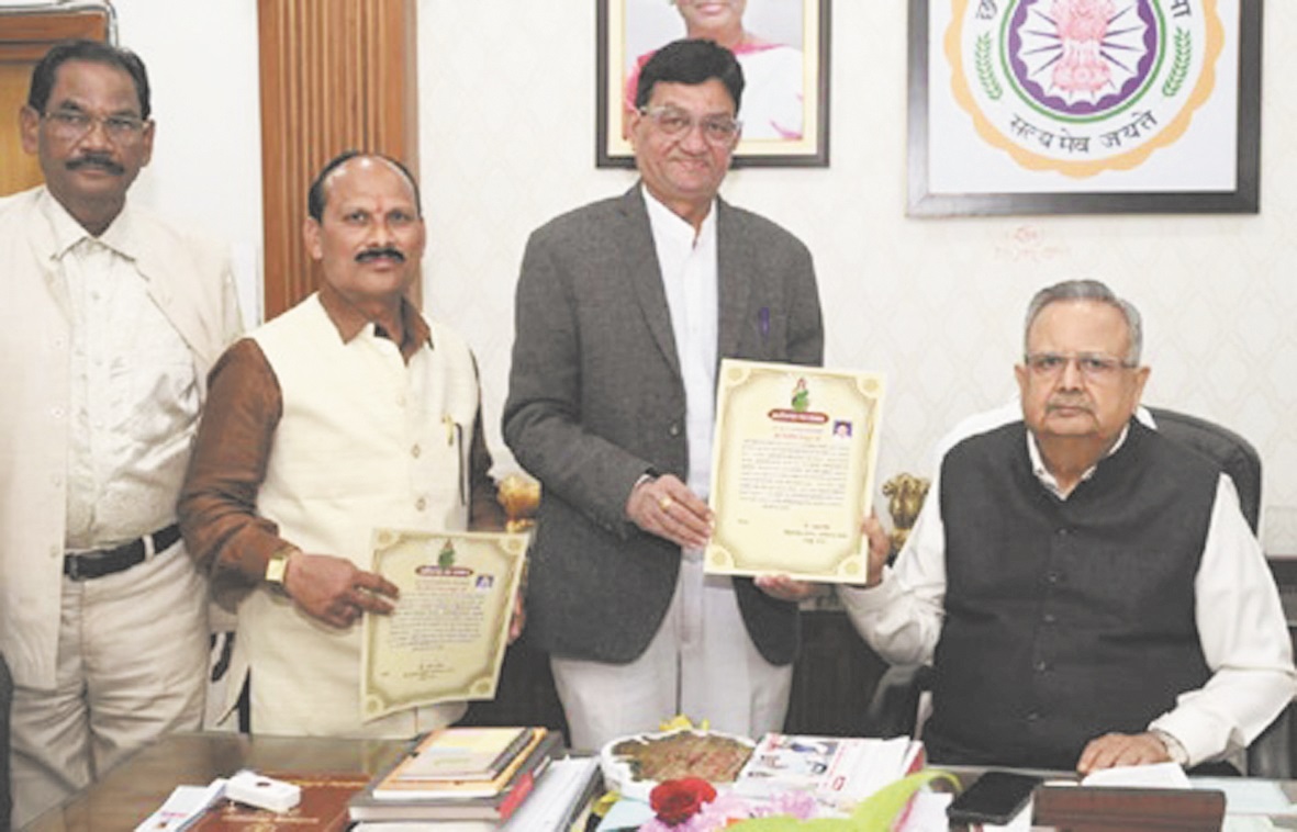 निर्धन और जरूरतमंद को नि:शुल्क पुस्तक व स्वास्थ्य परीक्षण शिविर