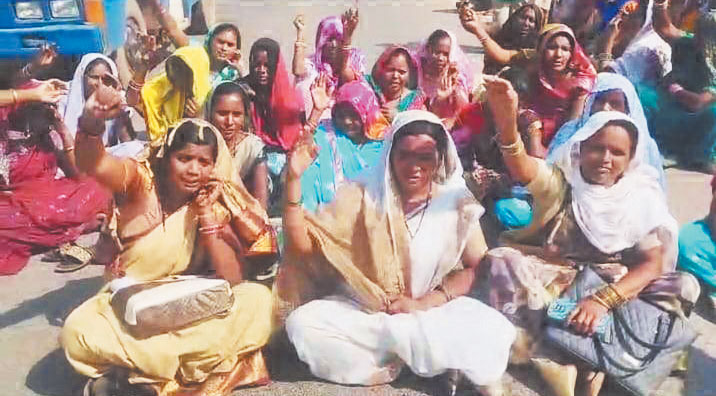 मध्याह्न भोजन रसोइया संघ की सदस्य महिलाएं घोड़ारी में प्रदर्शन पर बैठीं