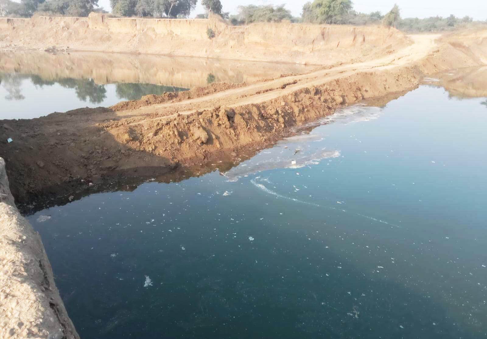 बोतल के दम पर बिजली,मिट्टी के भरोसे पानी!  