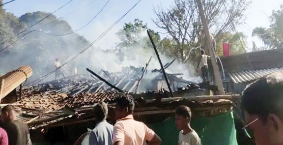 मुर्रा फैक्ट्री में लगी आग, सिलेंडर विस्फोट से लाखों का नुकसान