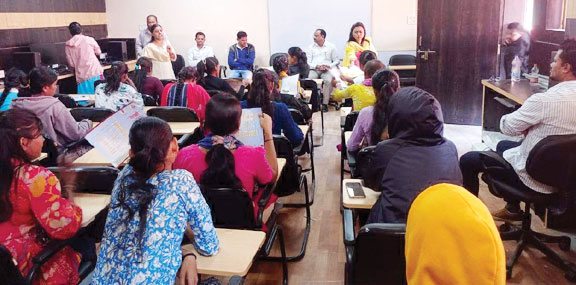 महिला उत्पीडऩ से बचाव की दी जानकारी