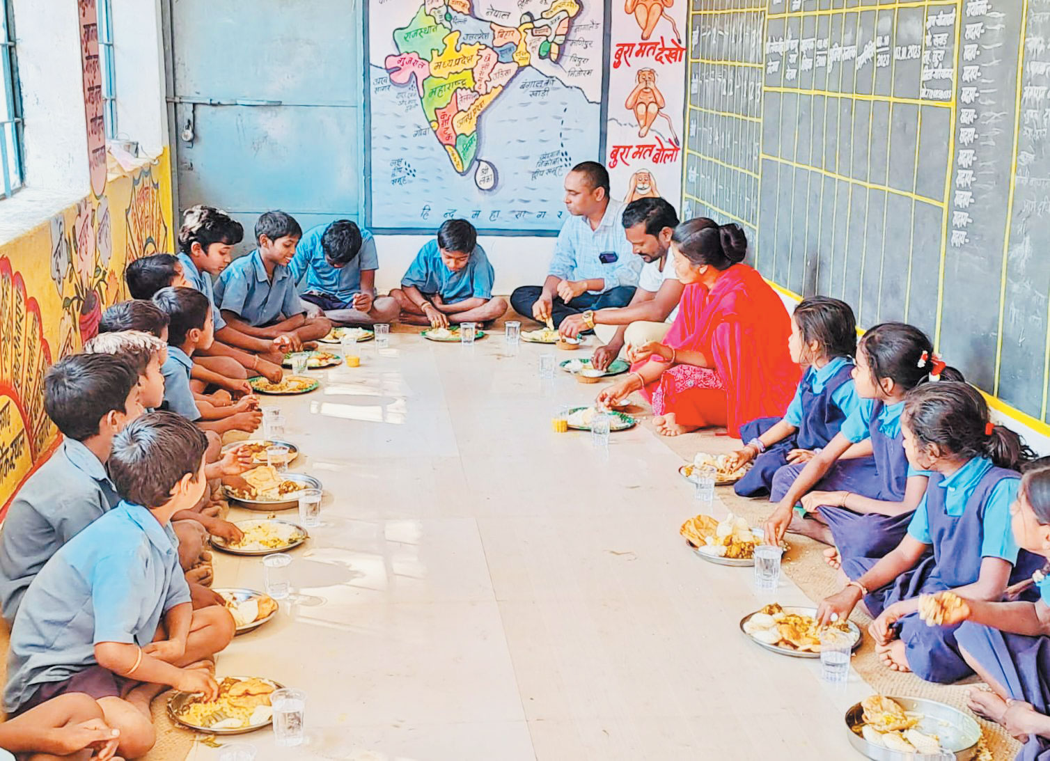 बच्चों के बीच पहुंचे  डीईओ, सौतनार में न्योता भोजन के जरिए बच्चों को मिला अपनापन