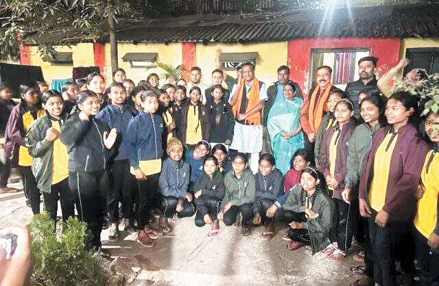 117 छात्रावासों में 5027 बच्चों को मिला स्वेटर, बच्चों के चेहरों पर लौटी मुस्कान