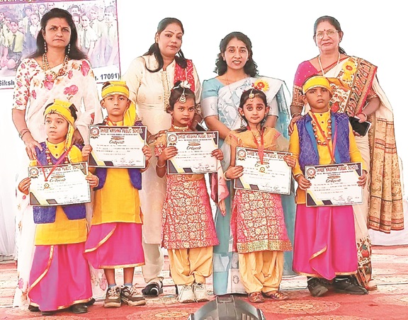 स्कूल ने मनाया 16वां वार्षिक उत्सव