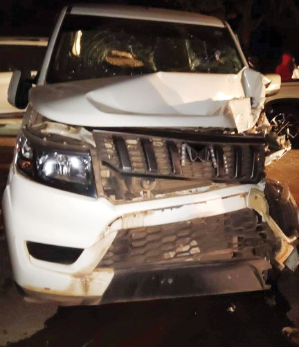 बोलेरो ने टैक्सी को मारी ठोकर, 9 जख्मी