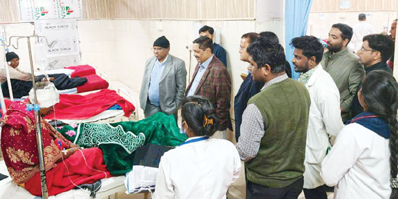 ओरसा घाट बस हादसे में घायल मरीजों से मिले सम्भागायुक्त