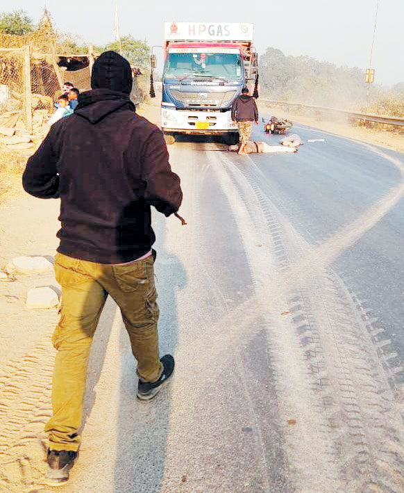 ट्रक ने बाइक को मारी टक्कर, एक की मौत, दूसरा गंभीर