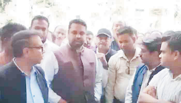 धान खरीदी में अनियमितता का आरोप, विधायक के साथ किसान पहुंचे कलेक्टोरेट